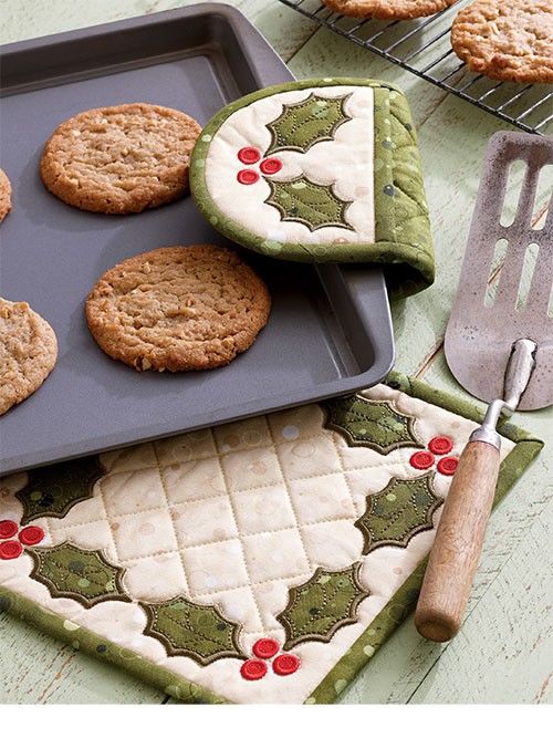 enjoy-these-holly-hot-pads-all-through-the-season-quilting-digest