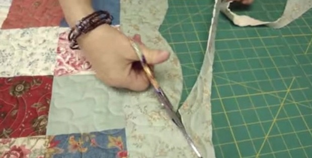 How to Make a Scalloped Edge on Your Quilt