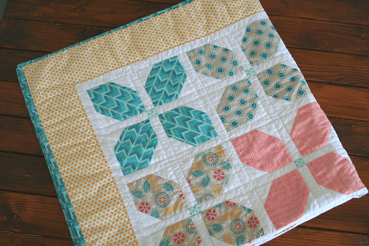 this-simple-flower-quilt-is-so-charming-quilting-digest