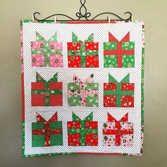 christmas-presents-mini-quilt-and-potholders-quilting-digest