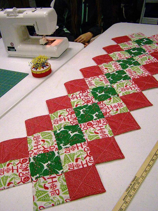 this-zig-zag-runner-is-so-easy-to-make-quilting-digest-quilted-table-runners-patterns