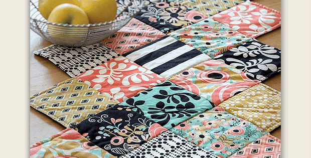 Charm Pack Table Runner FREE Pattern! Fast & Beginner-Friendly