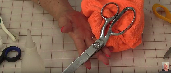 How to Clean and Oil Scissors