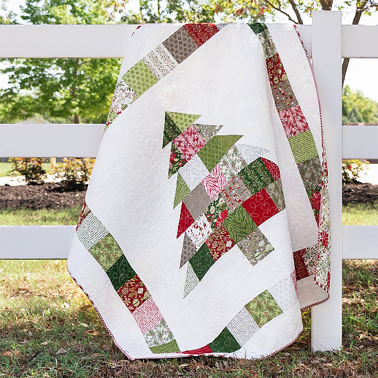 this-charming-christmas-quilt-finishes-quickly-quilting-digest