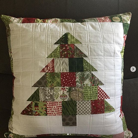 this-charming-christmas-quilt-finishes-quickly-quilting-digest