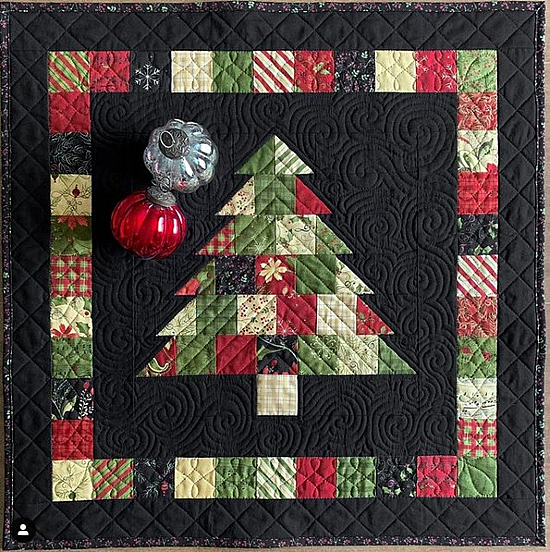 This Charming Christmas Quilt Finishes Quickly - Quilting Digest