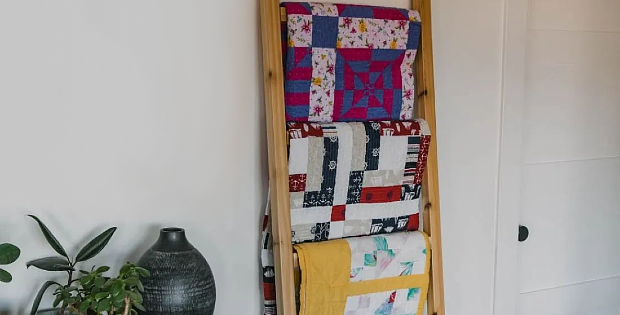 This Inexpensive Quilt Ladder is a Quick and Easy Project