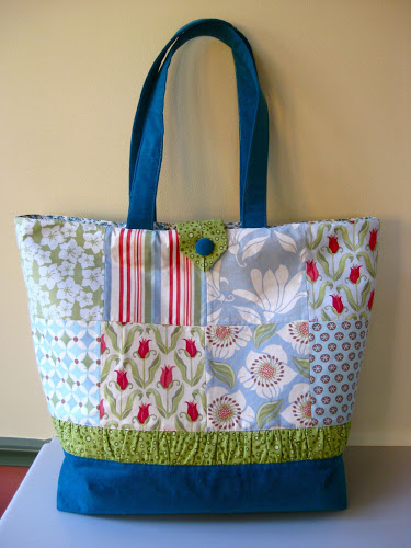 Charm Squares Combine in a Pretty Tote - Quilting Digest