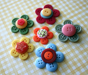 Make Pretty Flowers from Buttons - Quilting Digest