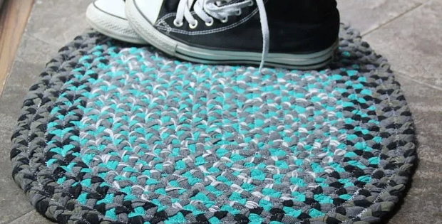 Turn Old T-Shirts Into a Charming Rug